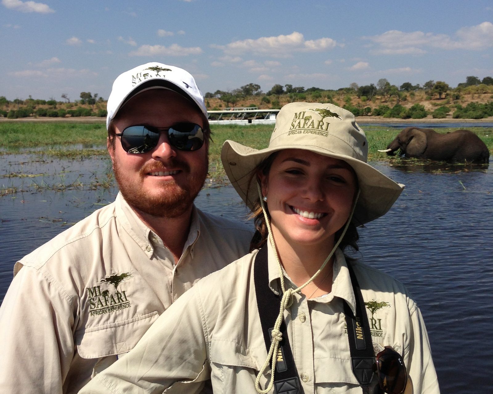 Michael y Laura en un safari en bote por el río Chobe, con un elefante detrás
